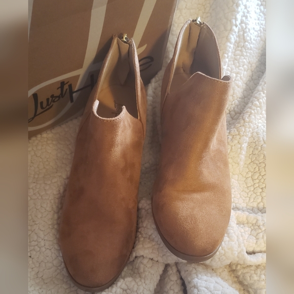 NWOT LustHave Sz 8.5 Madeline Chamois Booties in a Reddish Light Brown - Picture 2 of 6